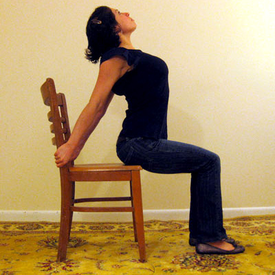 4 Desk Stretches to Relieve Neck and Shoulder Tension