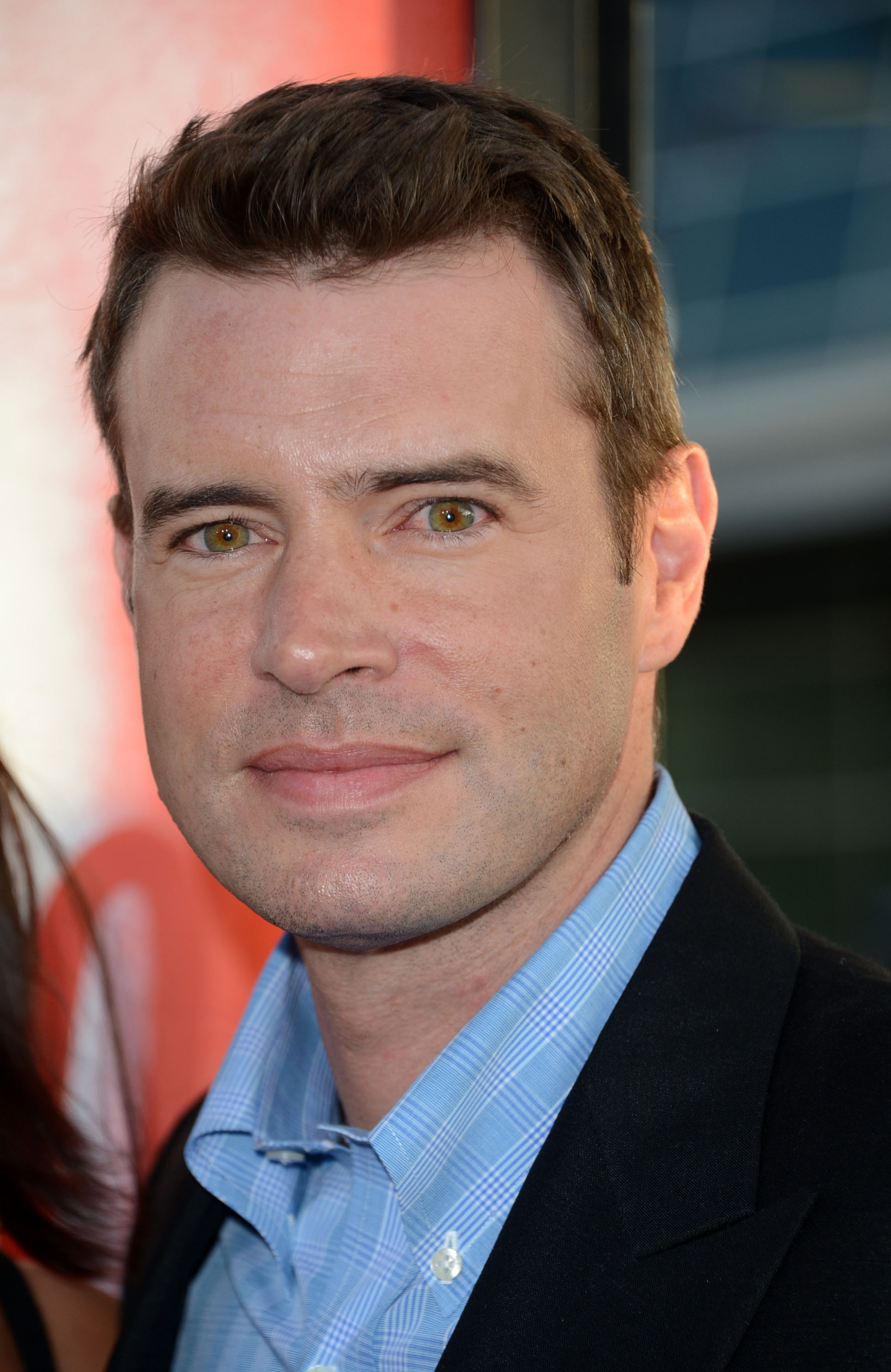 Scott Foley looked handsome in blue at the premiere in Holywood. | Mom