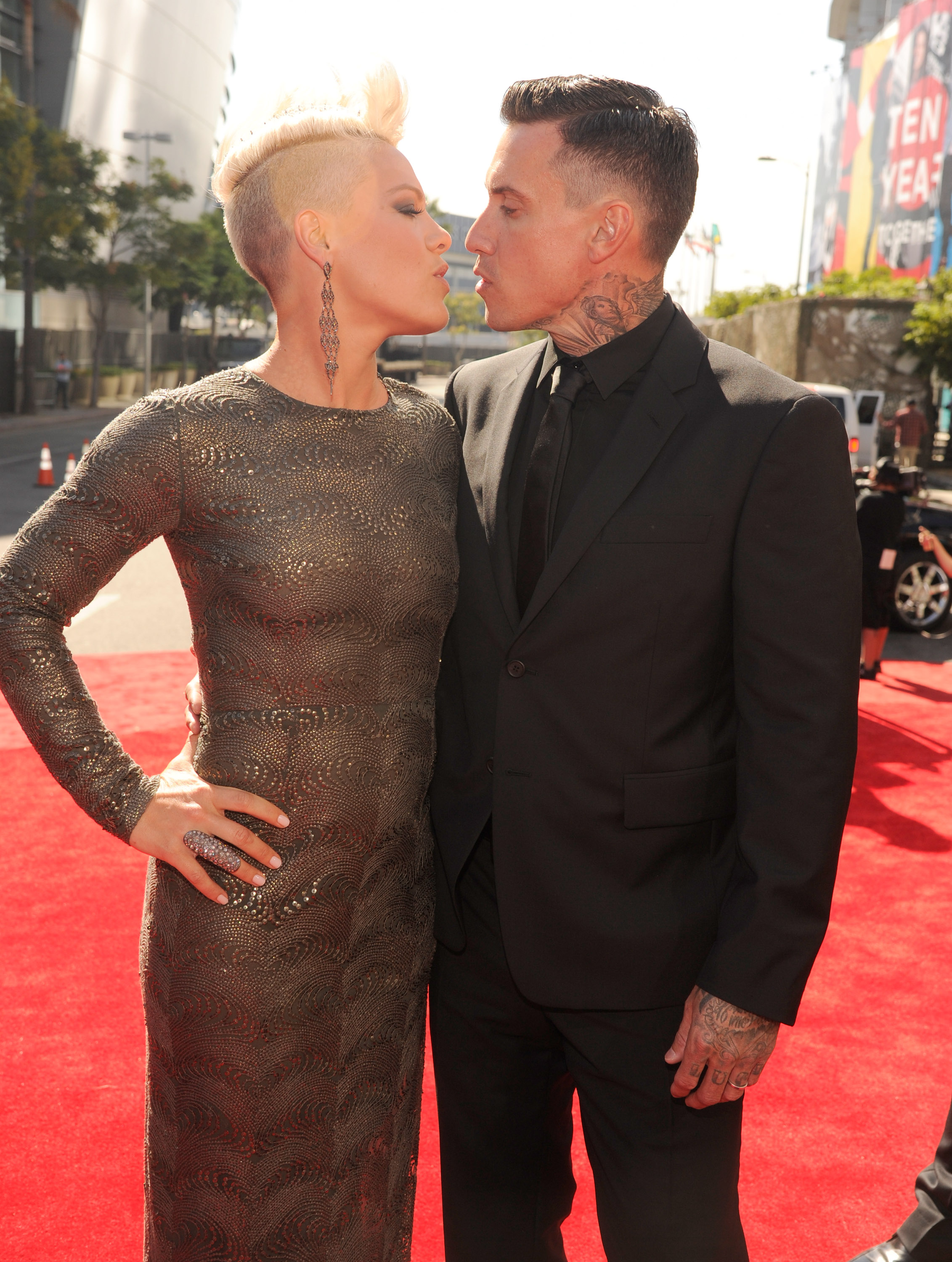 pink-and-her-husband-carey-hart-shared-a-sweet-moment-on-the-red-katy