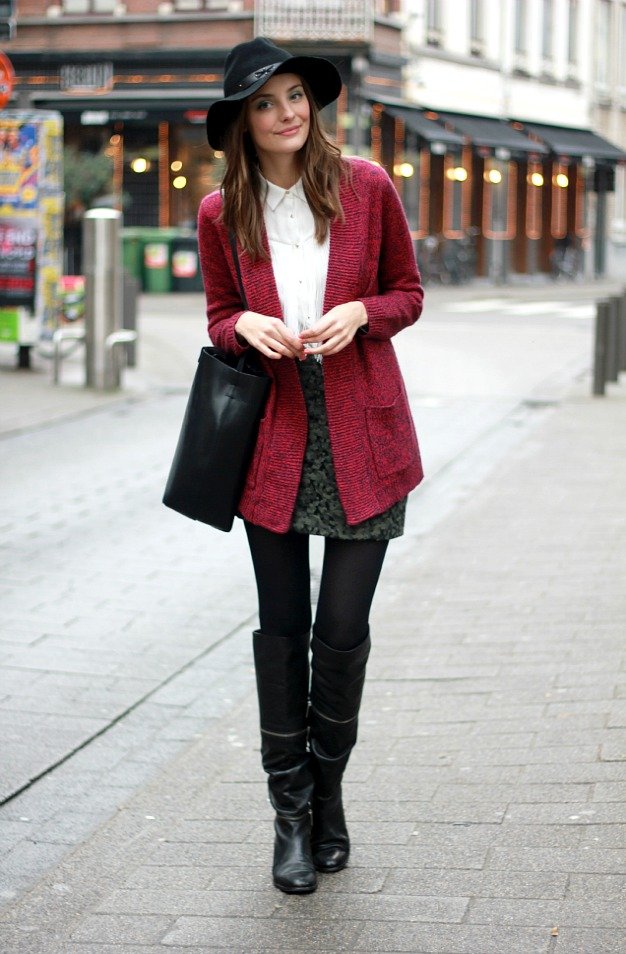 A floppy, bohemian hat plays opposites with a tomboy-style blazer.
Source: Lookbook.nu
A floppy, bohemian hat plays opposites with a tomboy-style blazer.
Source: Lookbook.nu