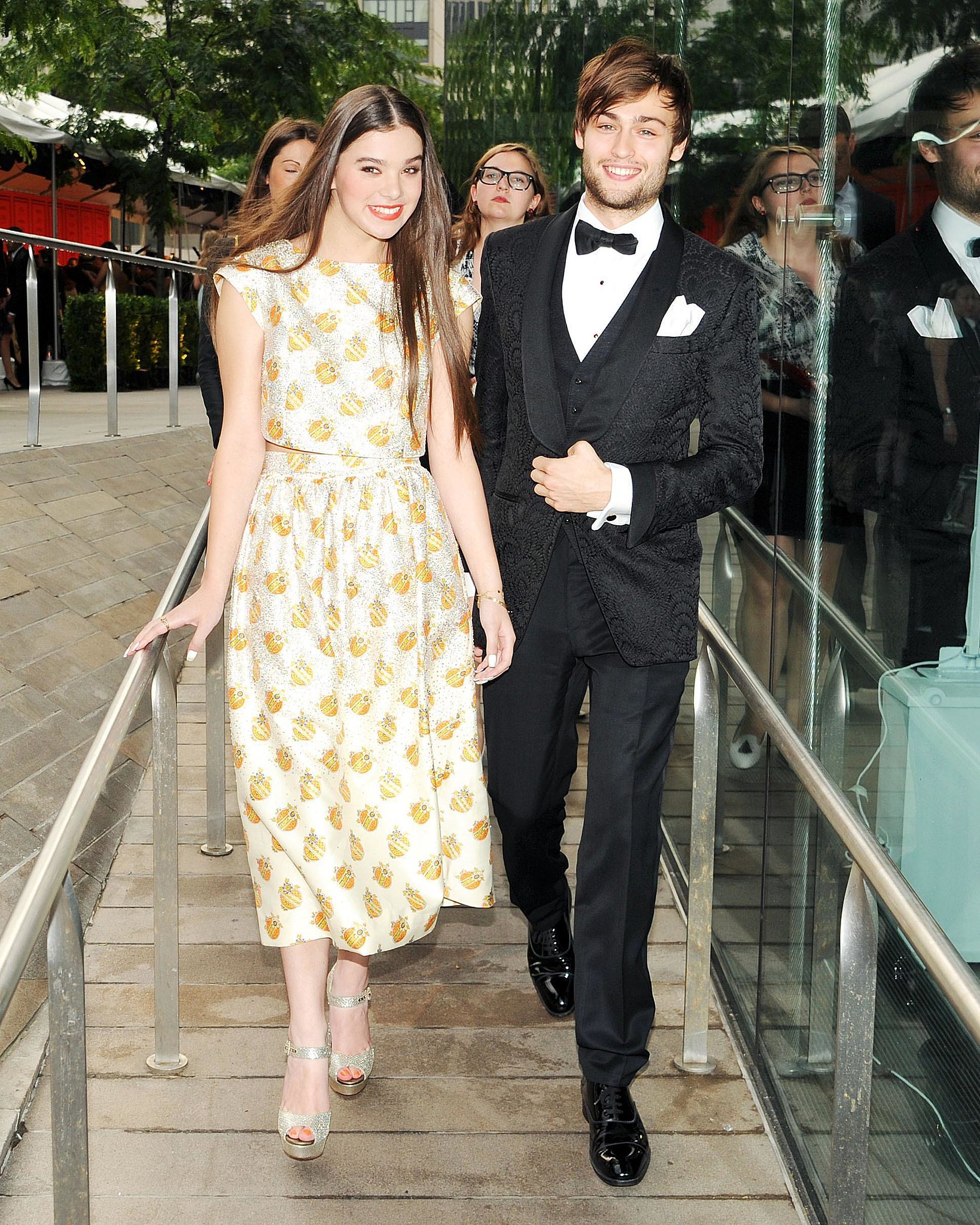 is hailee steinfeld dating douglas booth Hailee steinfeld height, weight, age, bio, measurements, net worth & wiki affairs/dating/relation: douglas booth (2012-2013),cameron smoller (2016-present). is hailee steinfeld dating douglas booth Hailee steinfeld height, weight, age, bio, measurements, net worth & wiki affairs/dating/relation: douglas booth (2012-2013),cameron smoller (2016-present).