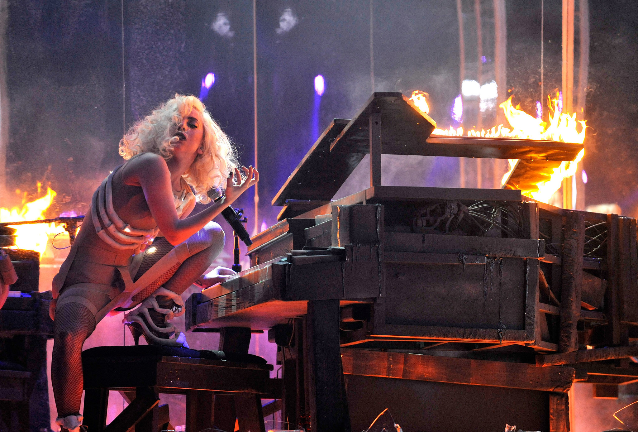 Lady-Gaga-performed-fiery-piano-during-2