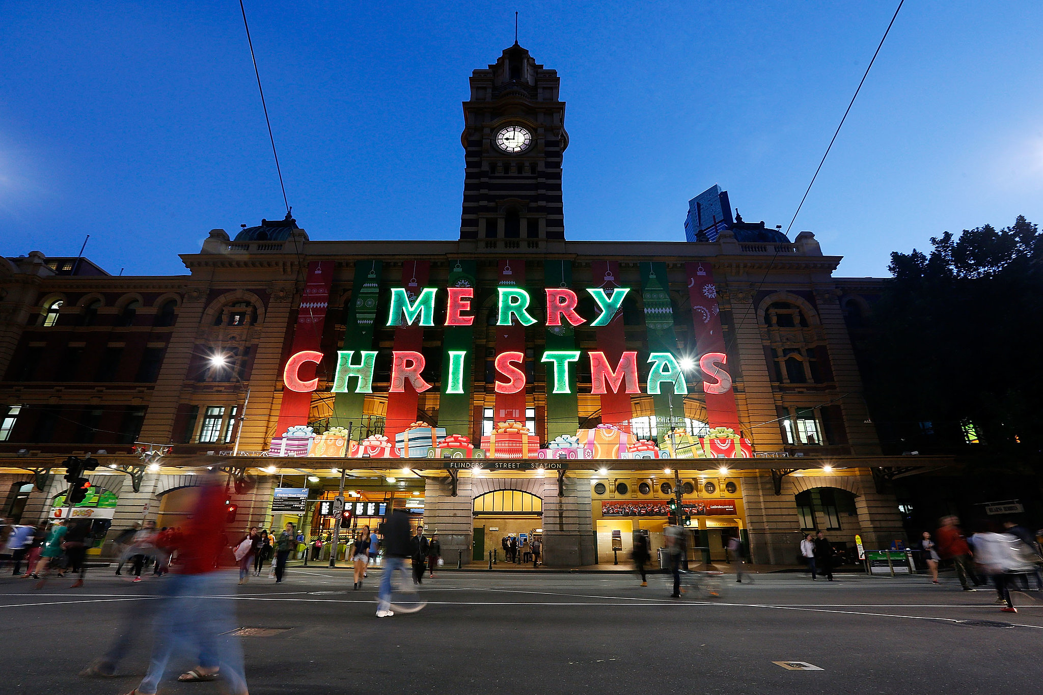 Holiday decorations made their way to the Flinders Street train | It's ...