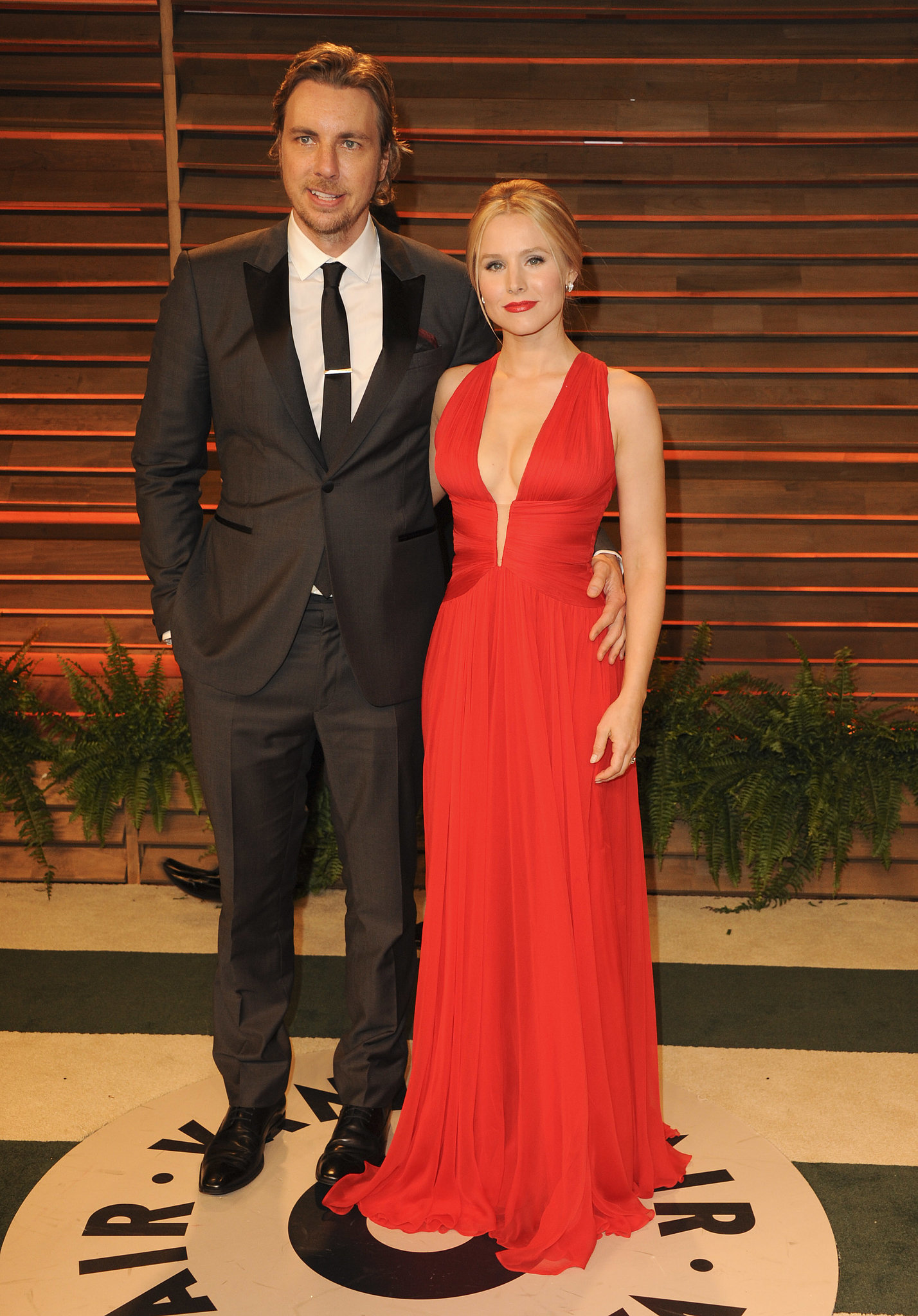 Kristen Bell And Her Husband Dax Shepard Got Close Celebrities Party At Vanity Fair S