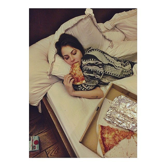 Willa-Holland-ate-pizza-bed-captioned-snapshot-raging.jpg