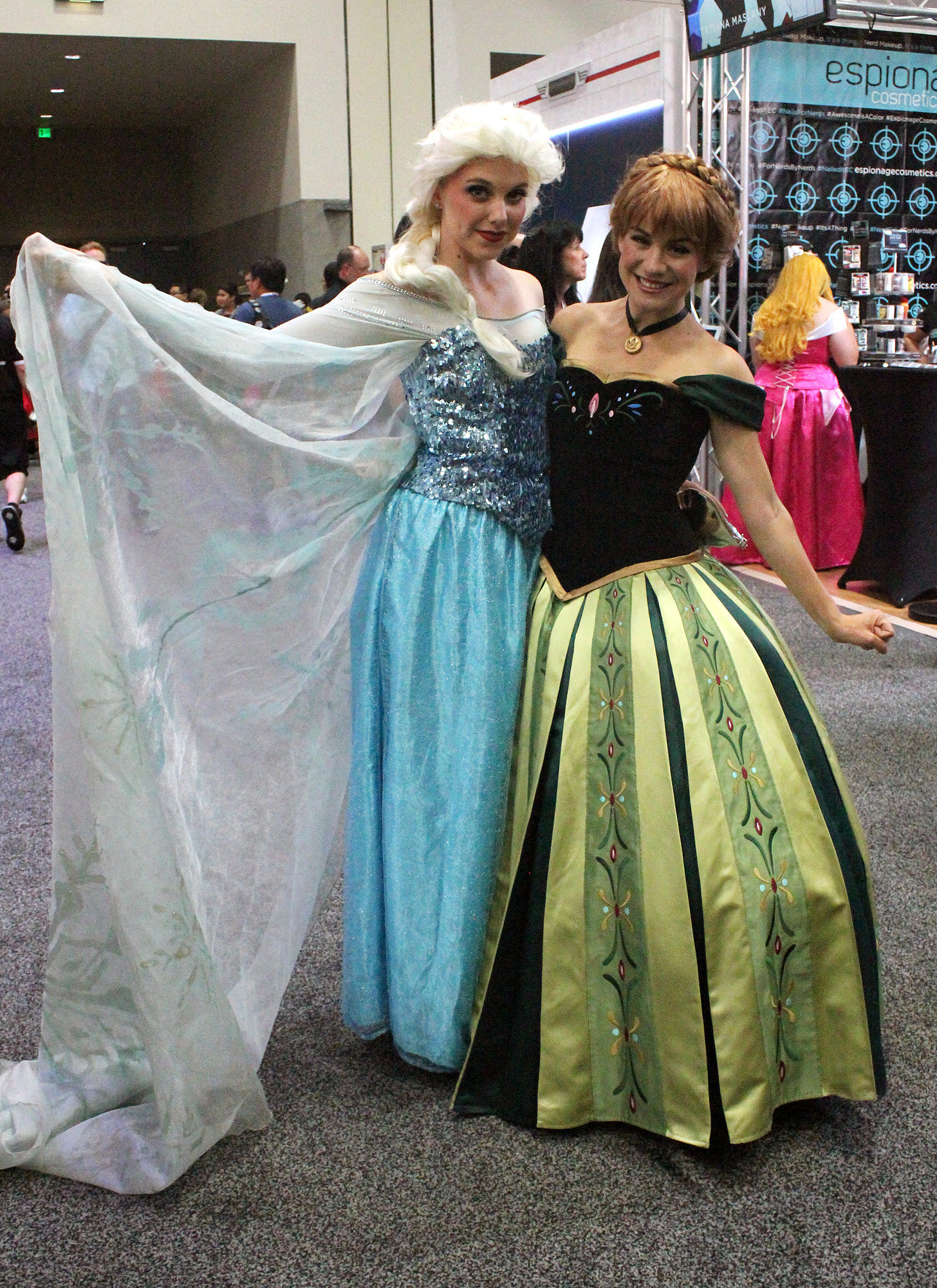 Elsa And Anna The Most Incredible Cosplay Costumes To Copy For Halloween Popsugar Tech 9074