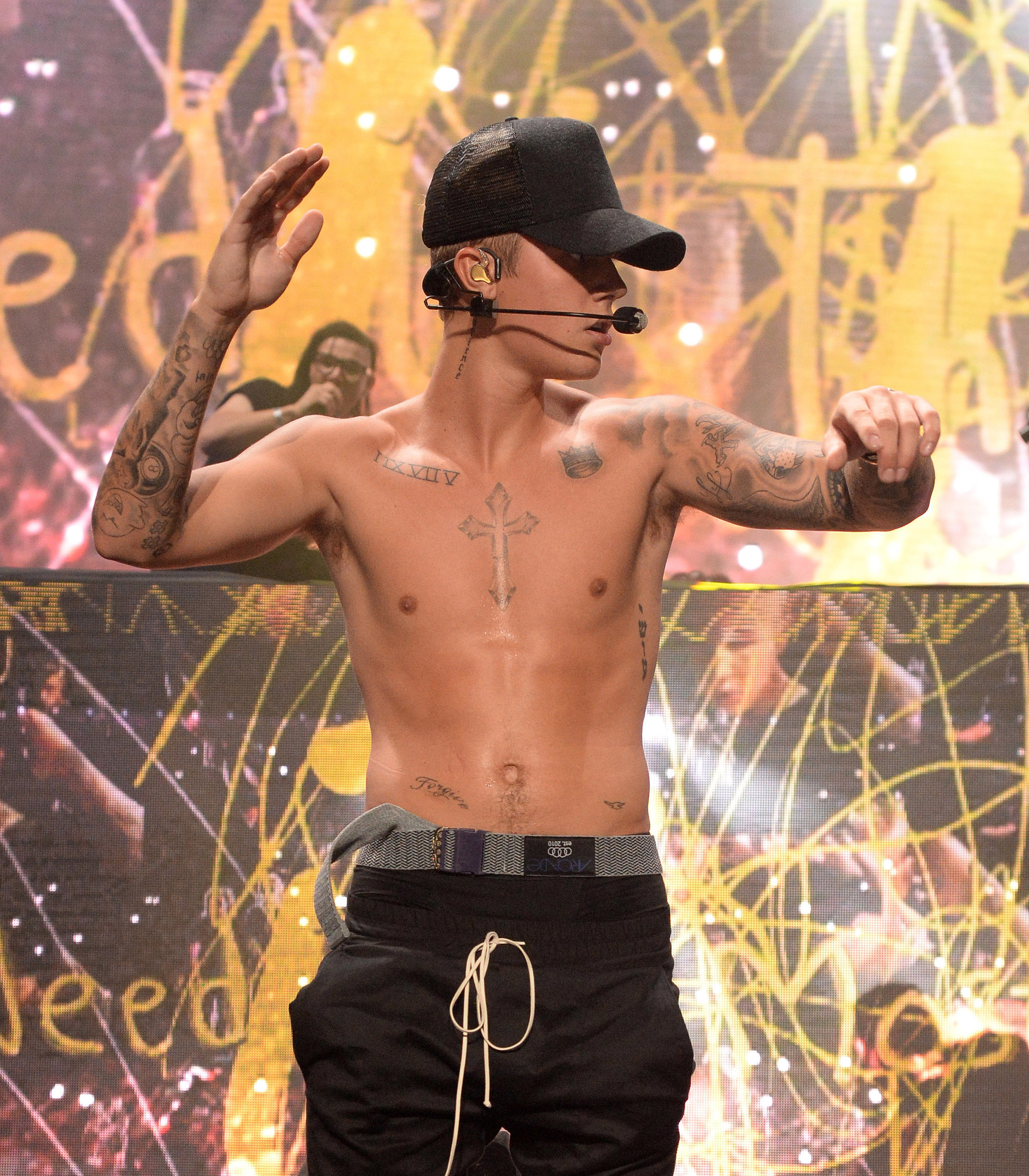 Justin Bieber The Sexiest Shirtless Moments Of 2015 Popsugar Celebrity 6088