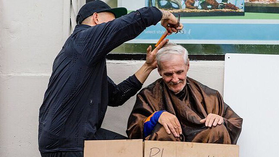 This Celebrity Hairstylist Cuts Homeless Peoples Hair For Free