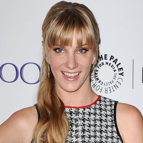 Cabelo loiro médio e penteado com coque de Heather Morris  em 2024