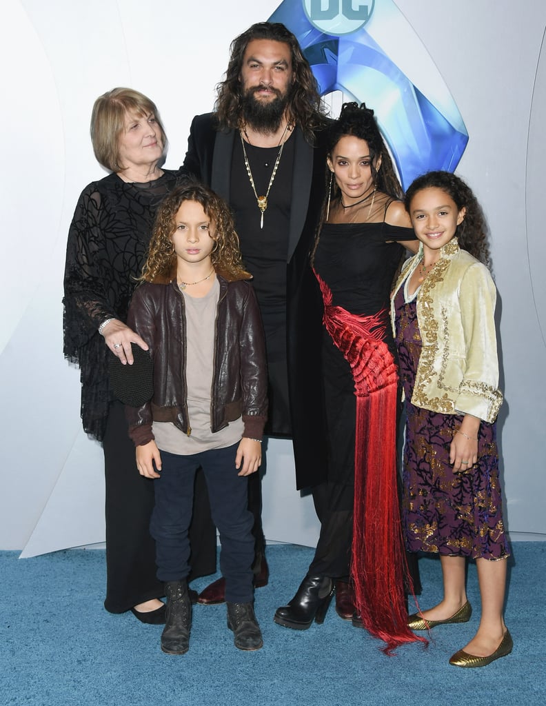 Photo de famille de la comédienne, marié à Joseph Jason Namakaeha Momoa,  célèbre pour The Cosby Show, High Fidelity, New Girl.
  