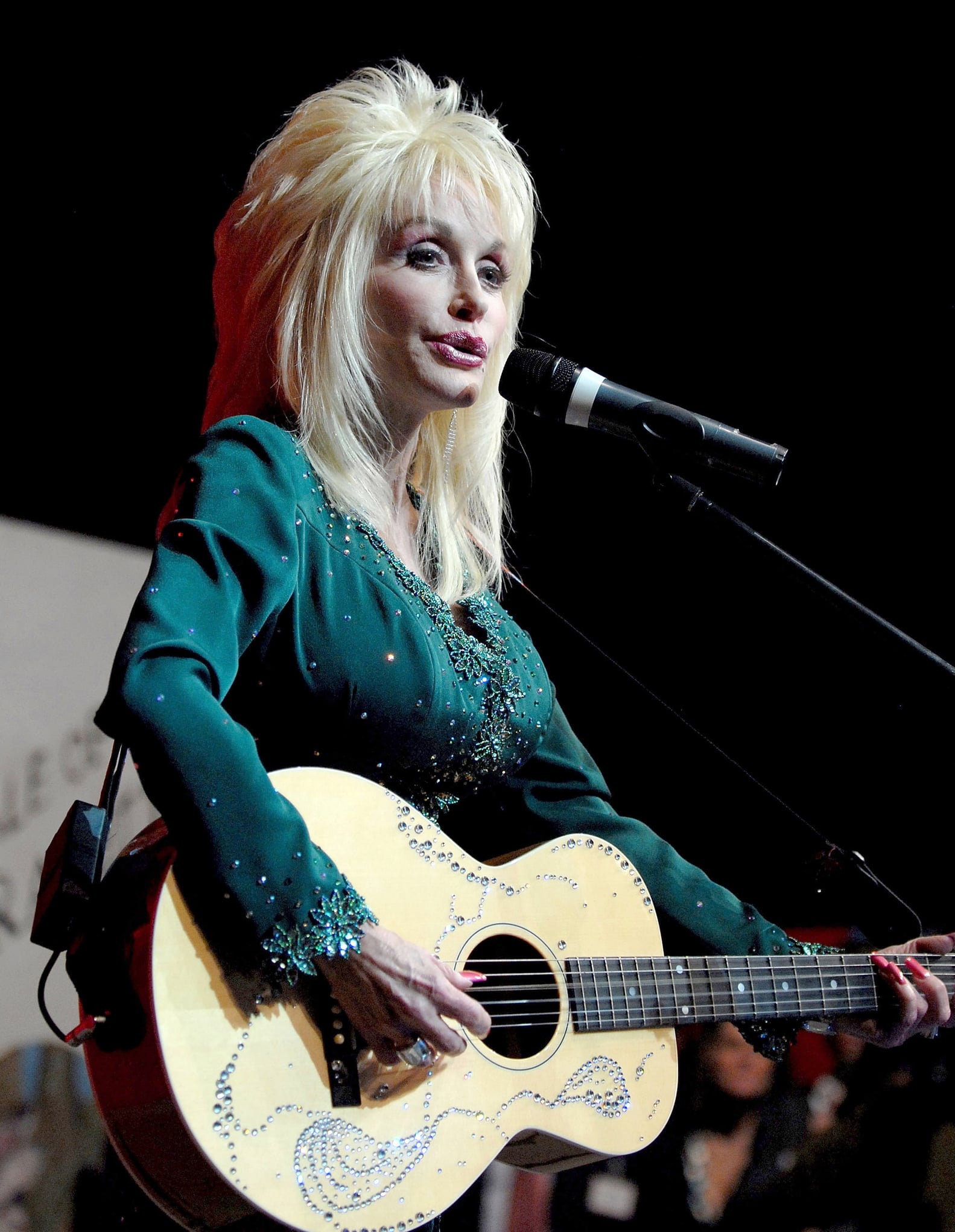 Why Dolly Parton Wears Nude Fingerless Gloves Ps Fashion
