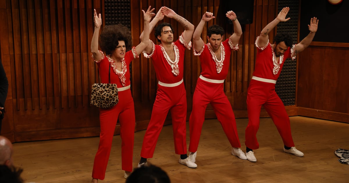 Molly Shannon Becomes a Choreographer For the Jonas Brothers on "Saturday Night Live"