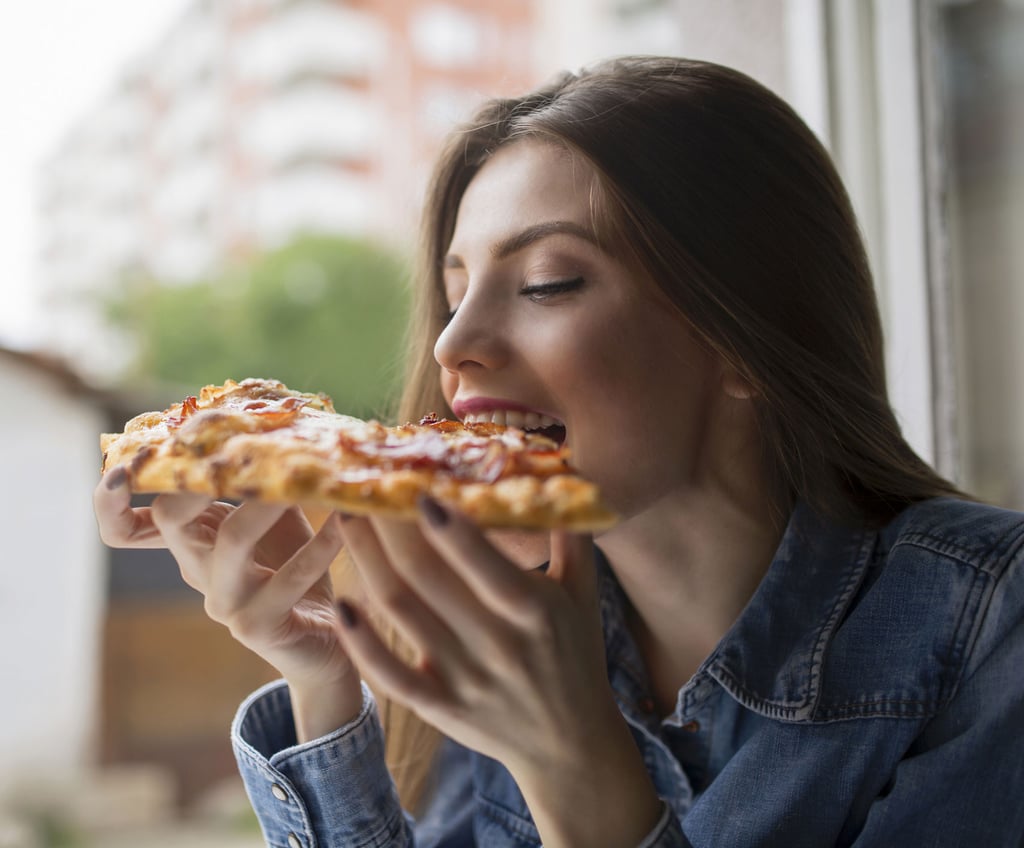 человек ест пиццу фото фото 1