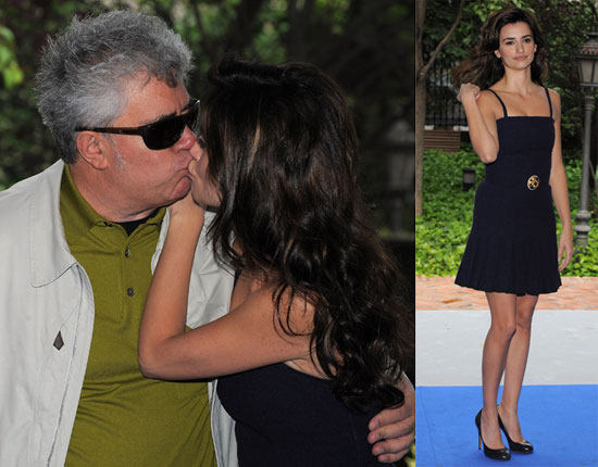Penelope Cruz Kisses Pedro Almodovar At A Photocall For Broken Embraces Penelope Cruz Kisses Pedro Almodovar At A Photocall For Broken Embraces