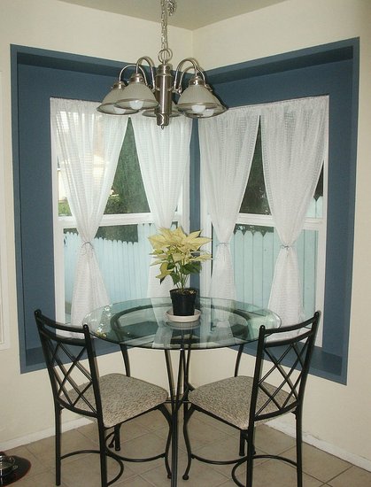 Su Casa: Anti Curl's Bright and Refreshing Kitchen Nook Su Casa: Anti Curl's Bright and Refreshing Kitchen Nook