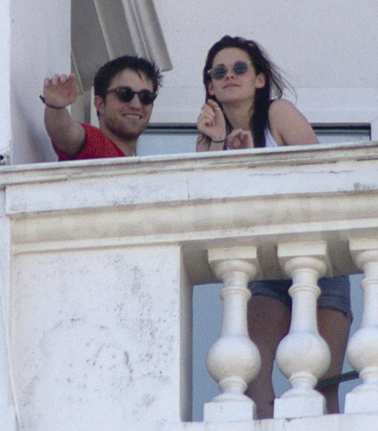 Pictures of Twilight Couple Robert Pattinson and Kristen Stewart On Balcony  In Rio De Janeiro Brazil Filming Breaking Dawn | POPSUGAR Celebrity UK