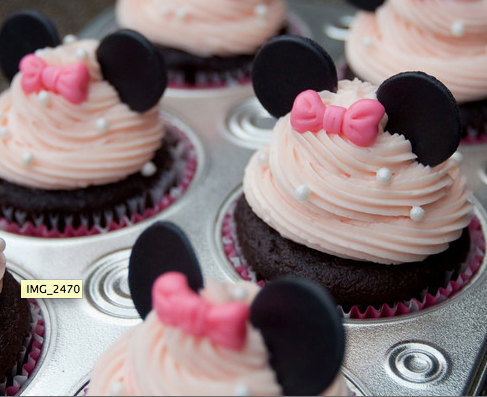 Minnie Mouse Cupcakes | Bow-tastic! How to Throw a Minnie Mouse-Themed ...