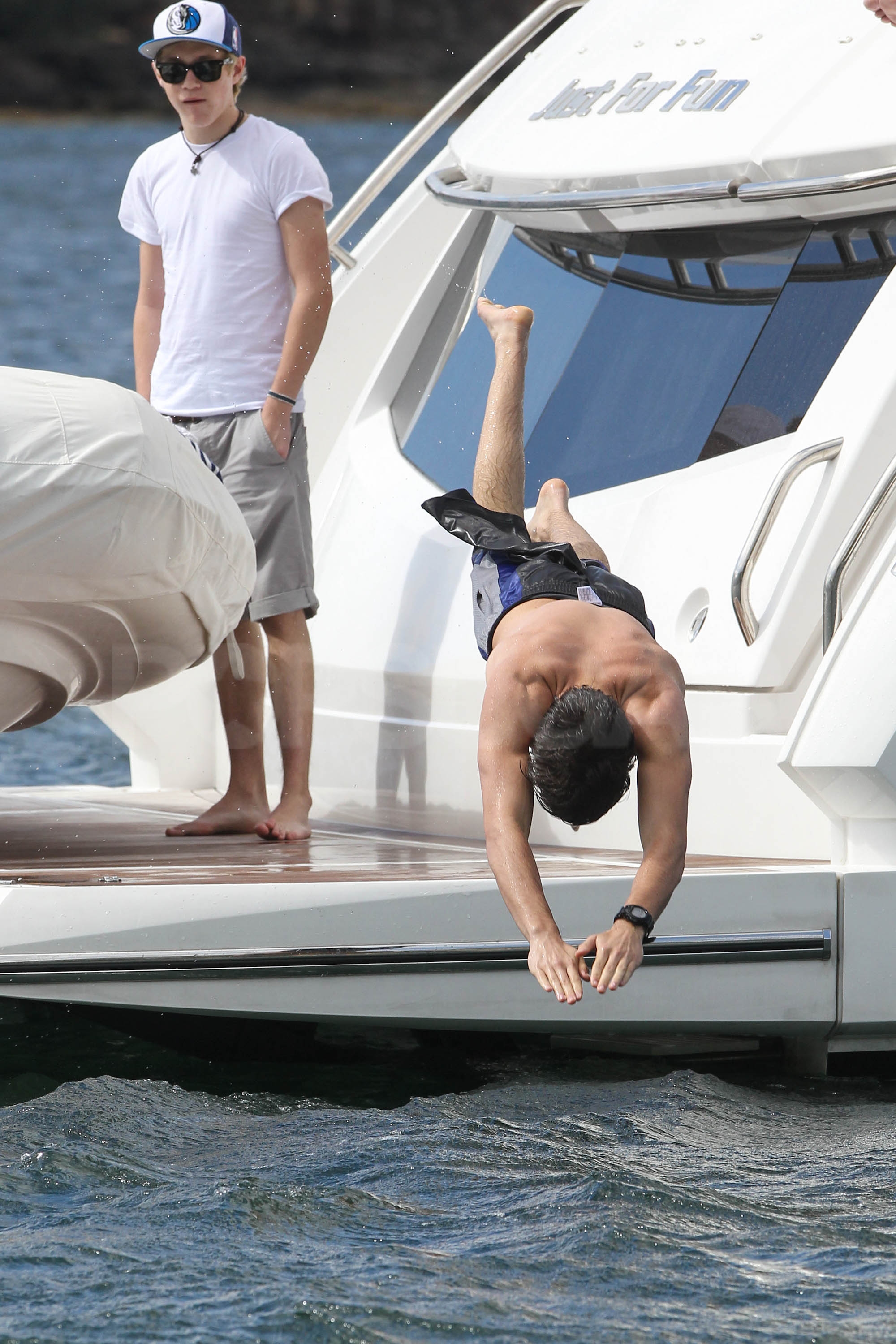 One Direction's Liam Payne dove into the water while hanging out in ...