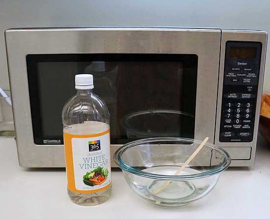 clean microwave with vinegar