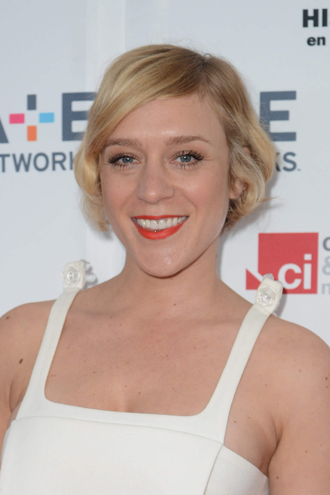 Chloë Sevigny shows the perfect way to do your makeup with a pixie ...