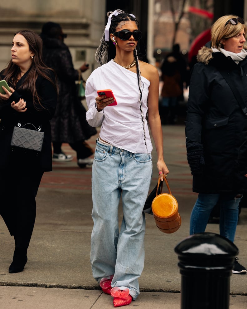 Baggy-Jeans Outfit: With Bow-Adorned Kitten Heels