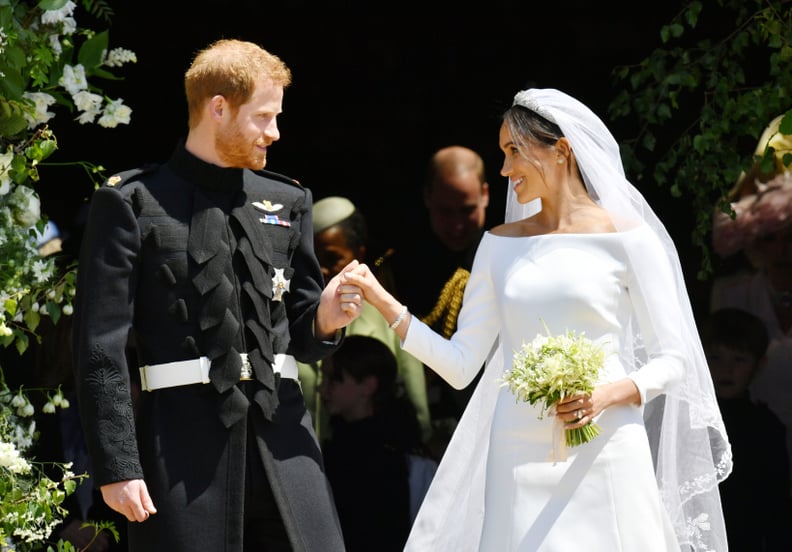 TOPSHOT——英国的哈里王子,苏塞克斯公爵和他的妻子梅根·苏塞克斯公爵夫人走出圣乔治礼拜堂的西门,温莎城堡,温莎,2018年5月19日他们的婚礼。(图片由本·伯彻尔/池/法新社)