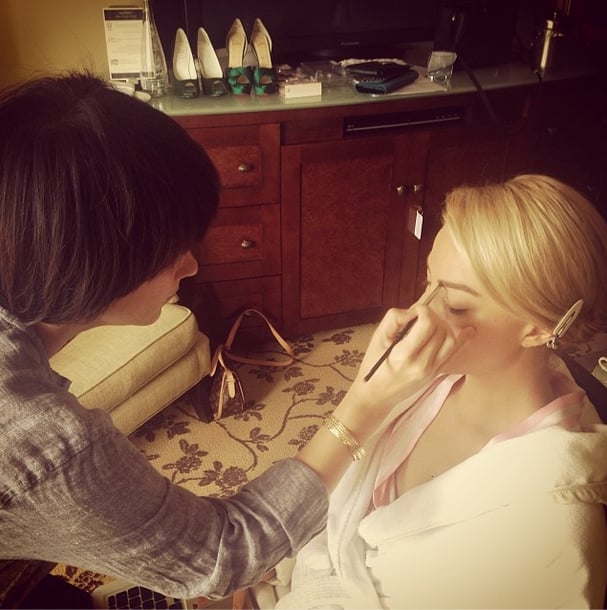 Margot Robbie stayed cozy in her robe while makeup artist Jenn Streicher got her Golden Globes-ready.
Source: Instagram user jennstreicher