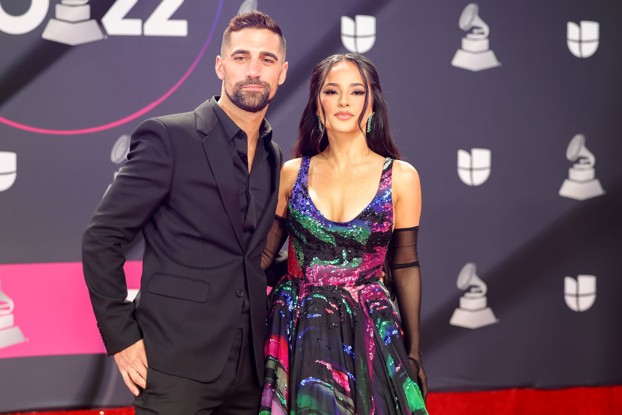 2022年11月17日，Sebastian Lletget(左)和Becky G在内华达州拉斯维加斯Michelob Ultra竞技场举行的第23届拉丁格莱美奖颁奖典礼上。(图片来源:Christopher Polk/Variety via Getty Images)