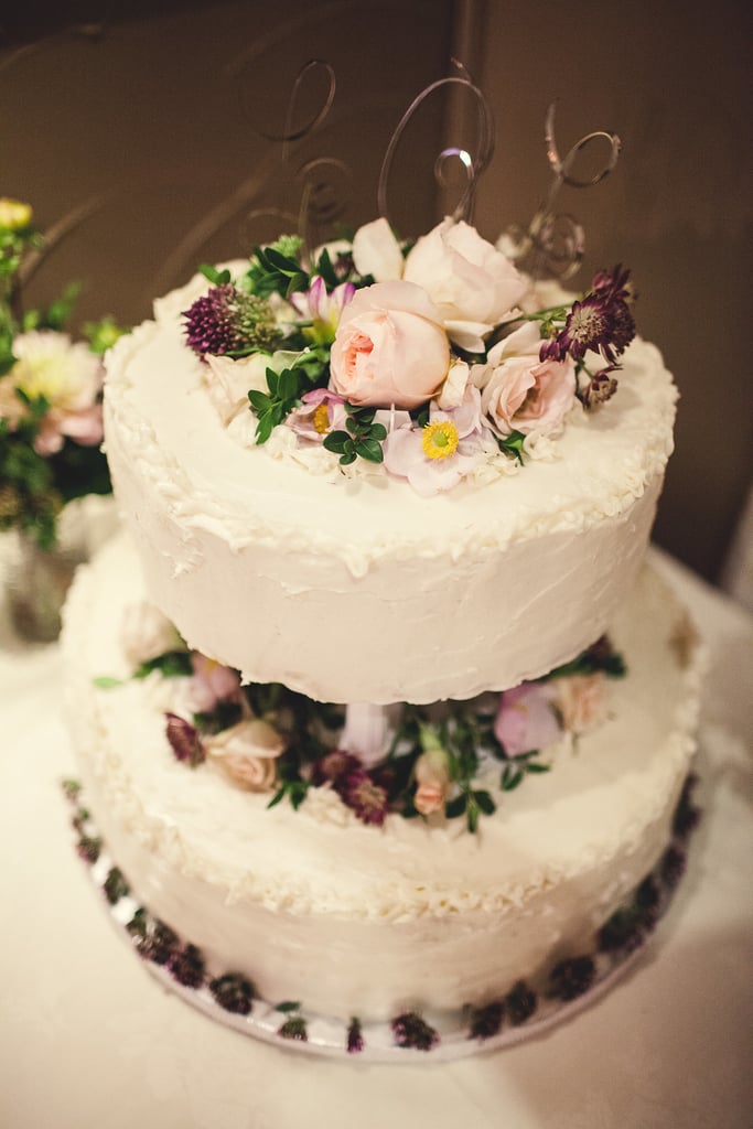 Top A Buttercream Covered Cake With Pretty Flowers And Voilà
