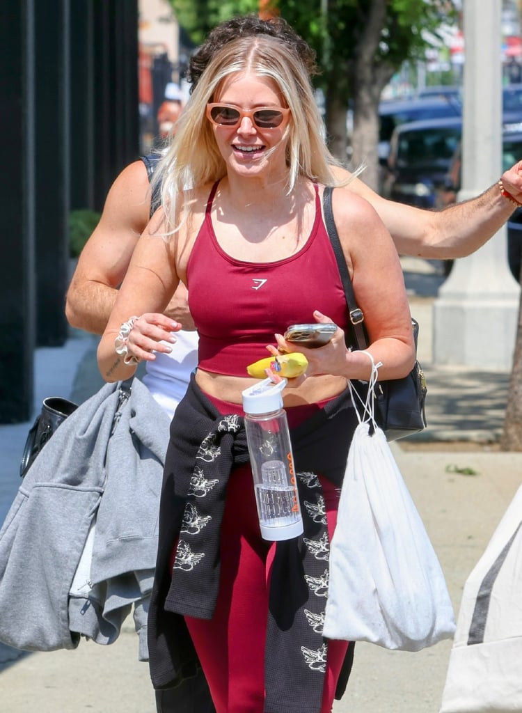 The ease at which she's holding the banana between her fingers!
