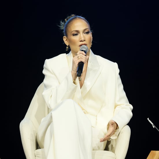 J Lo的白色芬迪套装在提高拉丁声音事件