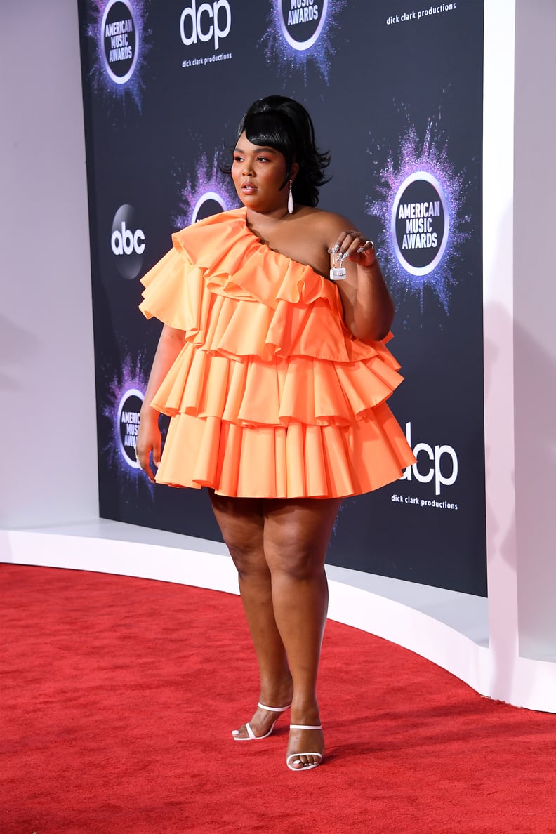 Lizzo carries the smallest little bag to the American Music Awards 2019