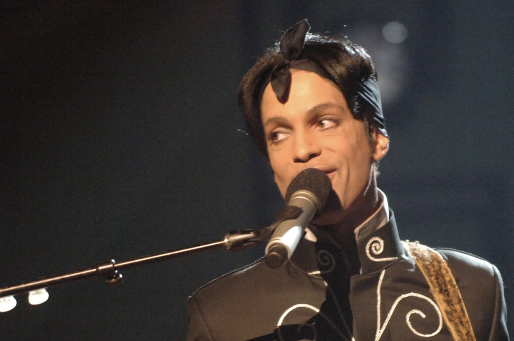 The star performed his hit "3121" during the 2006 BET Awards in LA.