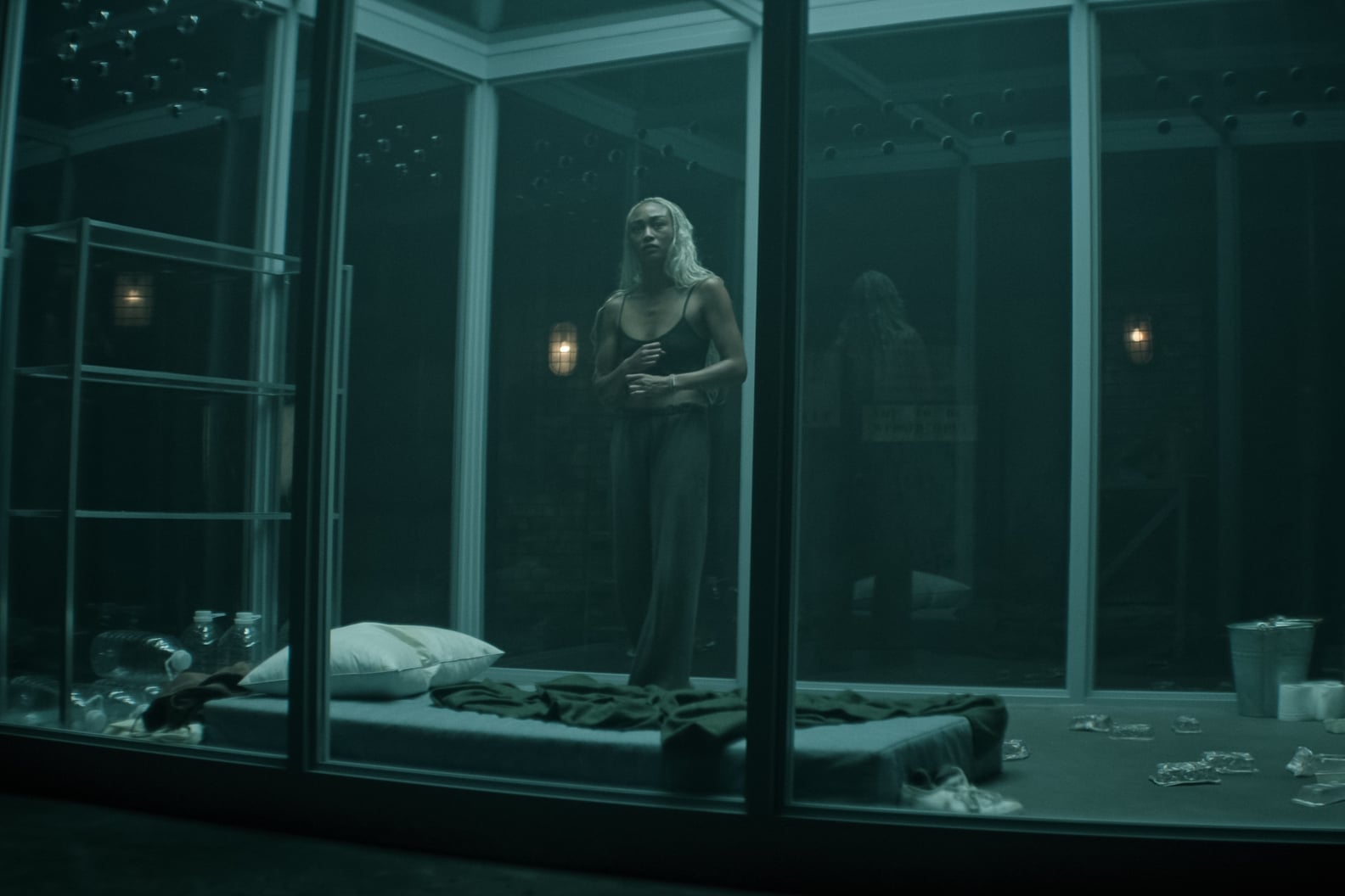 You Season 4 How Does Joe s Glass Cage Get To London PS Entertainment