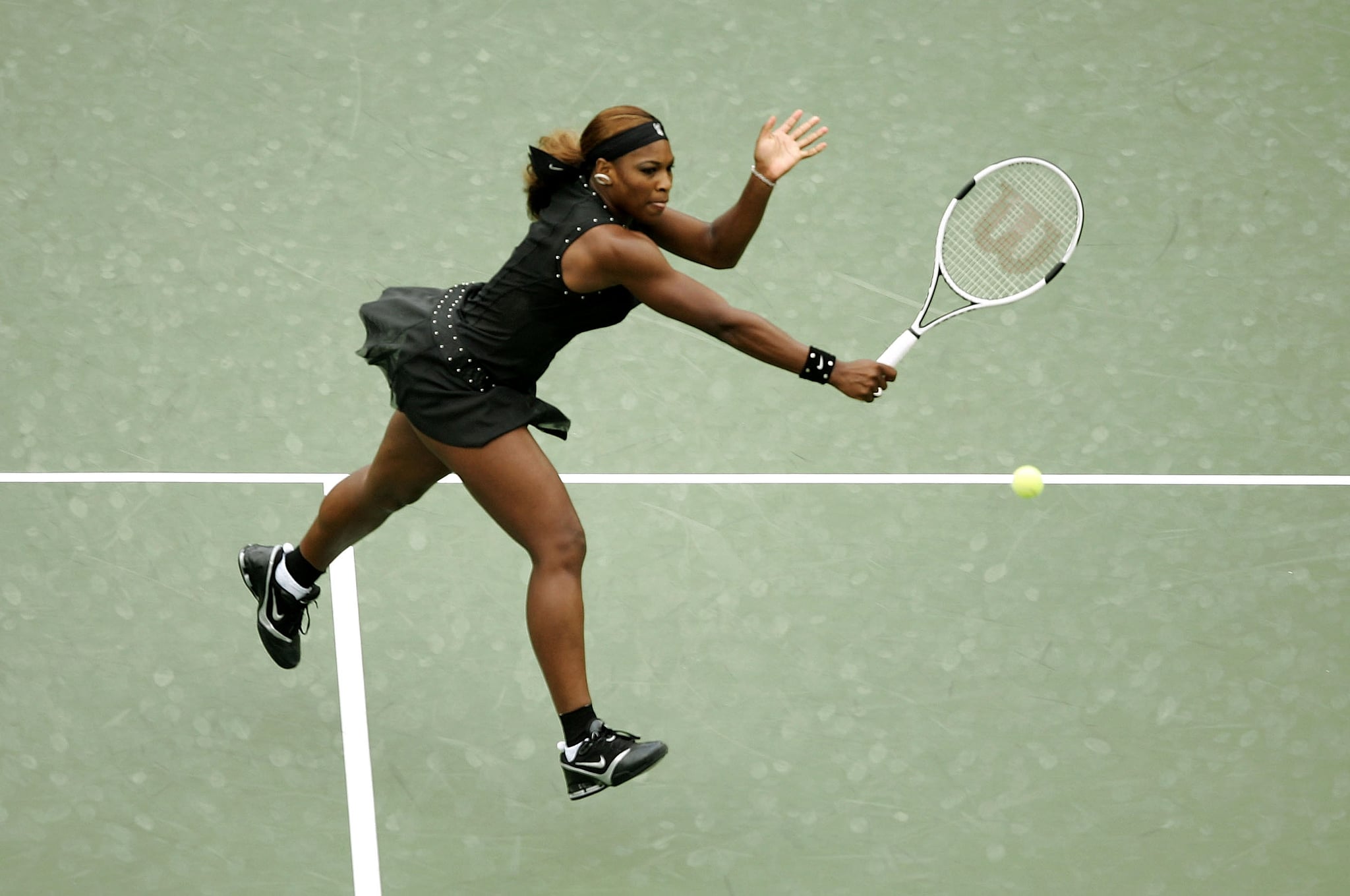 She plays tennis well. Камила Валиева и Серена Уильямс.