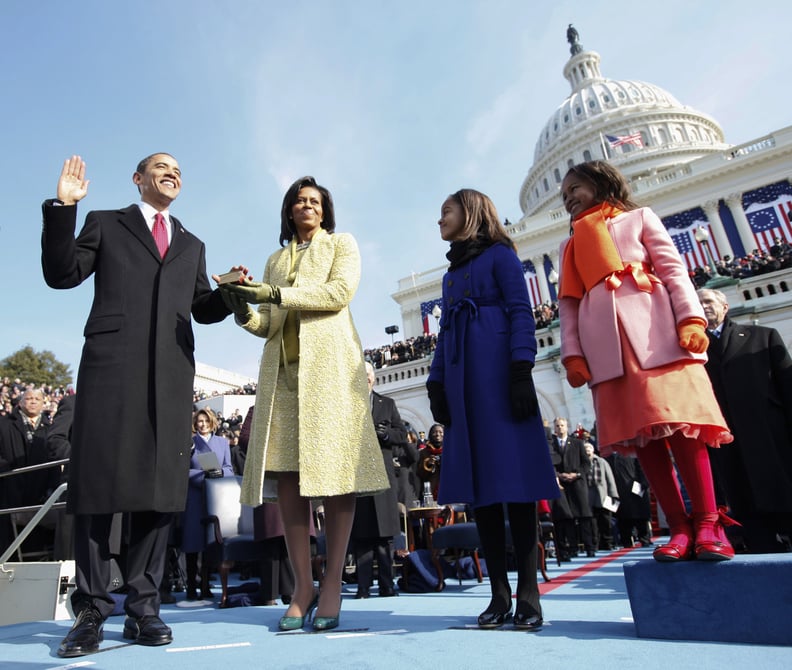 巴拉克•奥巴马(Barack Obama) (L)宣誓就任美国第44任总统和他的妻子米歇尔,在他身边在华盛顿美国国会大厦,2009年1月20日。奥巴马也加入了他们的女儿玛利亚(2 ndr)和萨沙。查克肯尼迪cre /池(照片