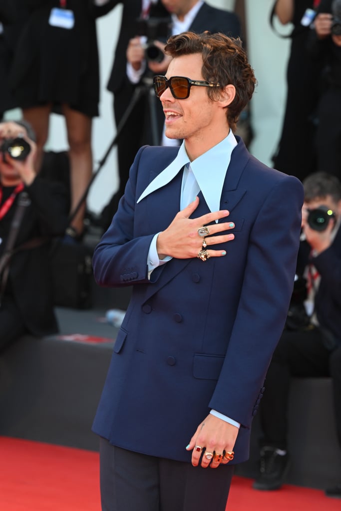 哈利风格不匹配的蓝色的指甲在威尼斯电影节