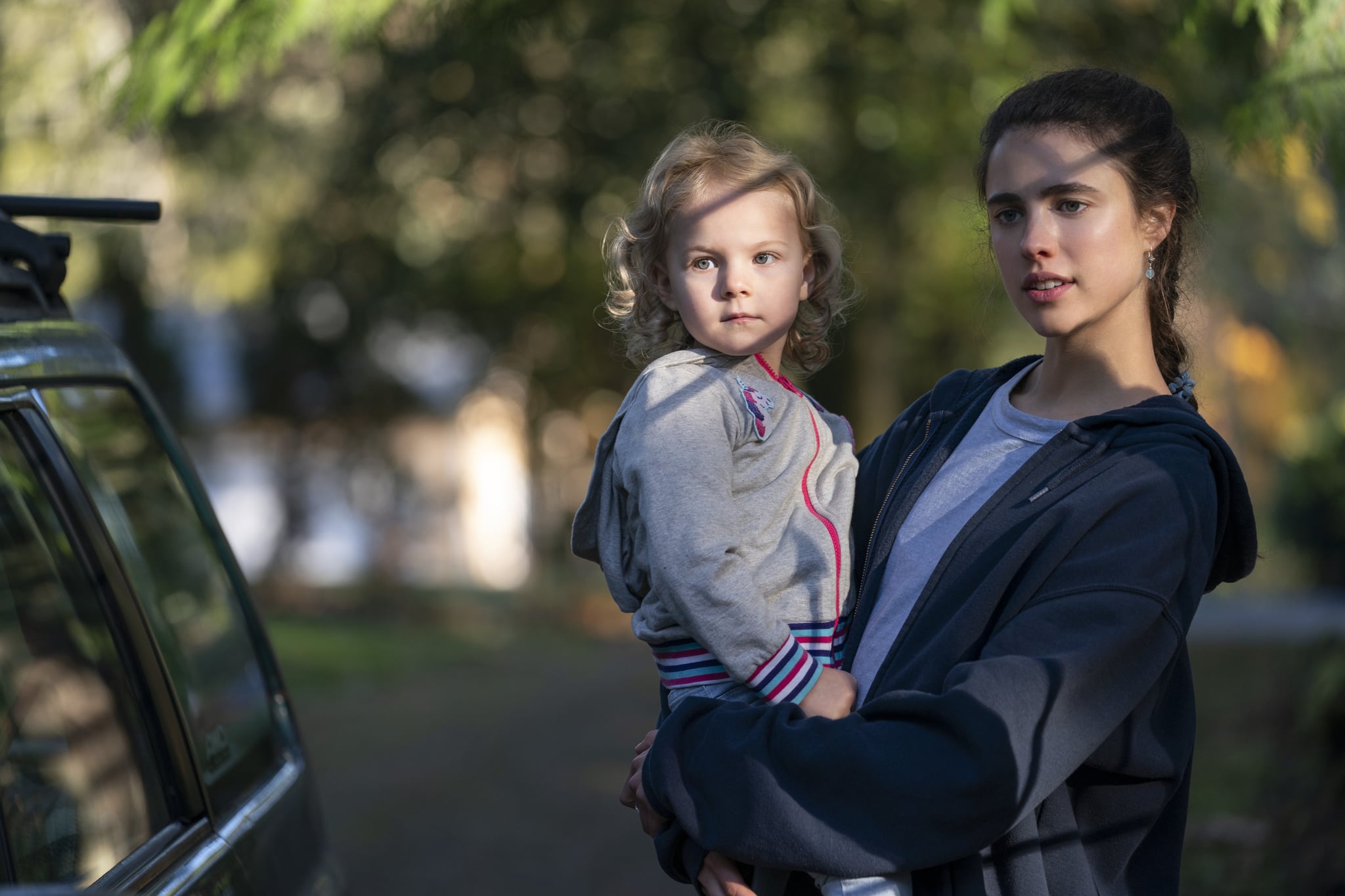 MAID (L to R) RYLEA NEVAEH WHITTET as MADDY and MARGARET QUALLEY as ALEX in episode 101 of MAID Cr. RICARDO HUBBS/NETFLIX © 2021