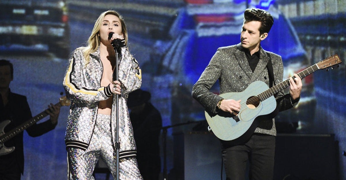 Miley Cyrus “Nothing Breaks Like a Heart” SNL Performance Video | PS ...