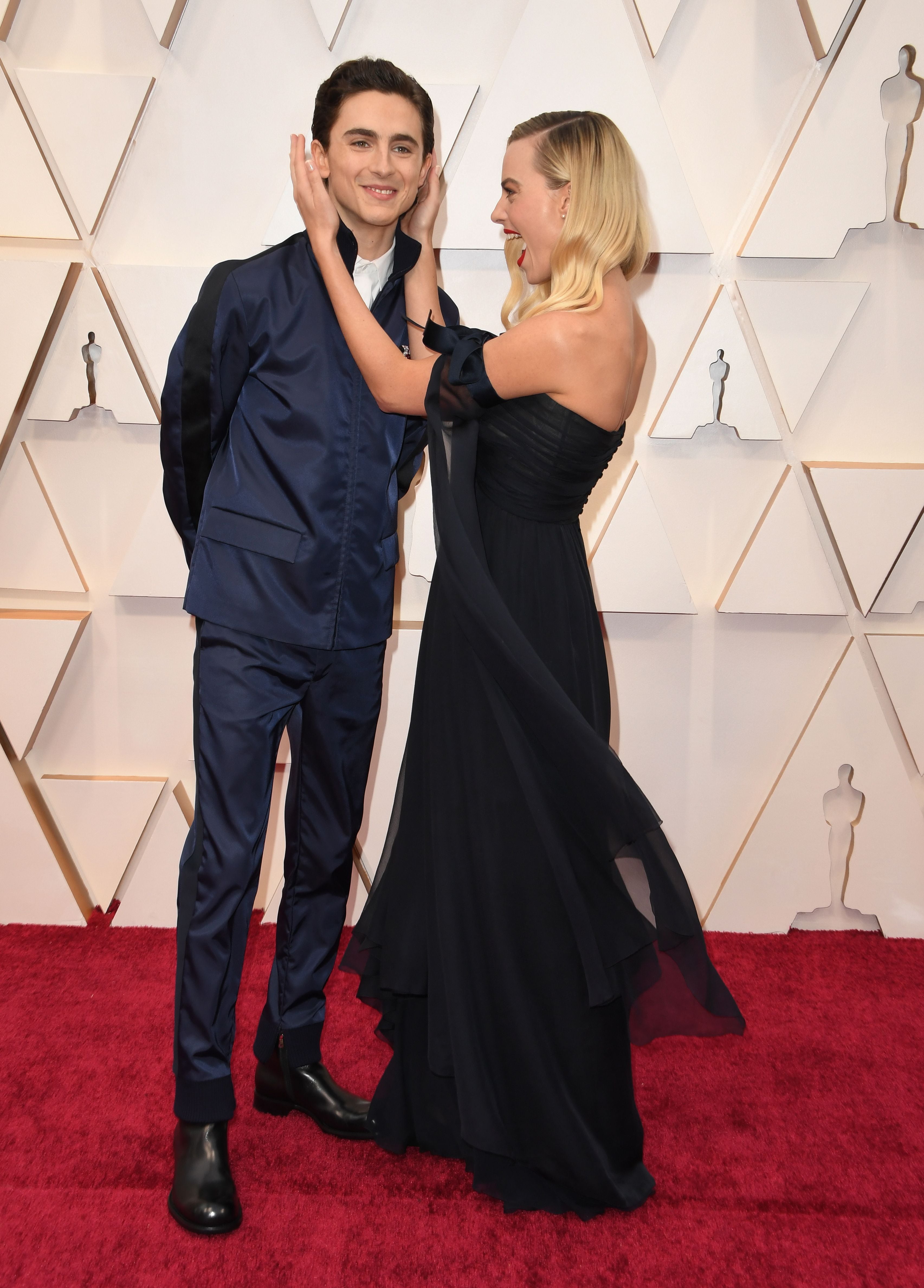 Timothée Chalamet Photobombs Margot Robbie On Oscars 2020 Red Carpet