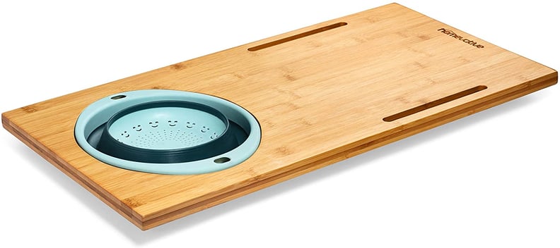 一个砧板在水槽:Homevative沉竹菜板