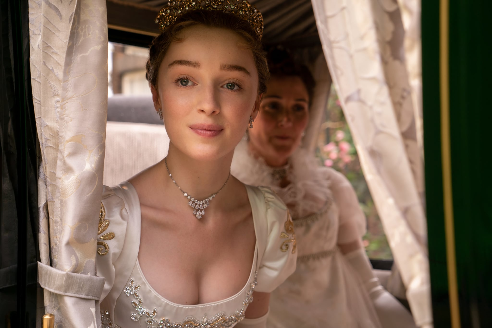 BRIDGERTON (L to R) PHOEBE DYNEVOR as DAPHNE BRIDGERTON and RUTH GEMMELL as LADY VIOLET BRIDGERTON in episode 101 of BRIDGERTON Cr. LIAM DANIEL/NETFLIX 2020