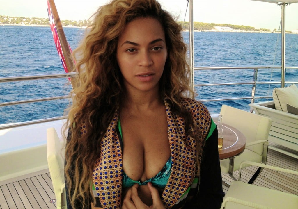 Beyoncé Knowles showed some skin while hanging on a yacht in the South of France during November 2012.
Source: Tumblr user Beyoncé Knowles