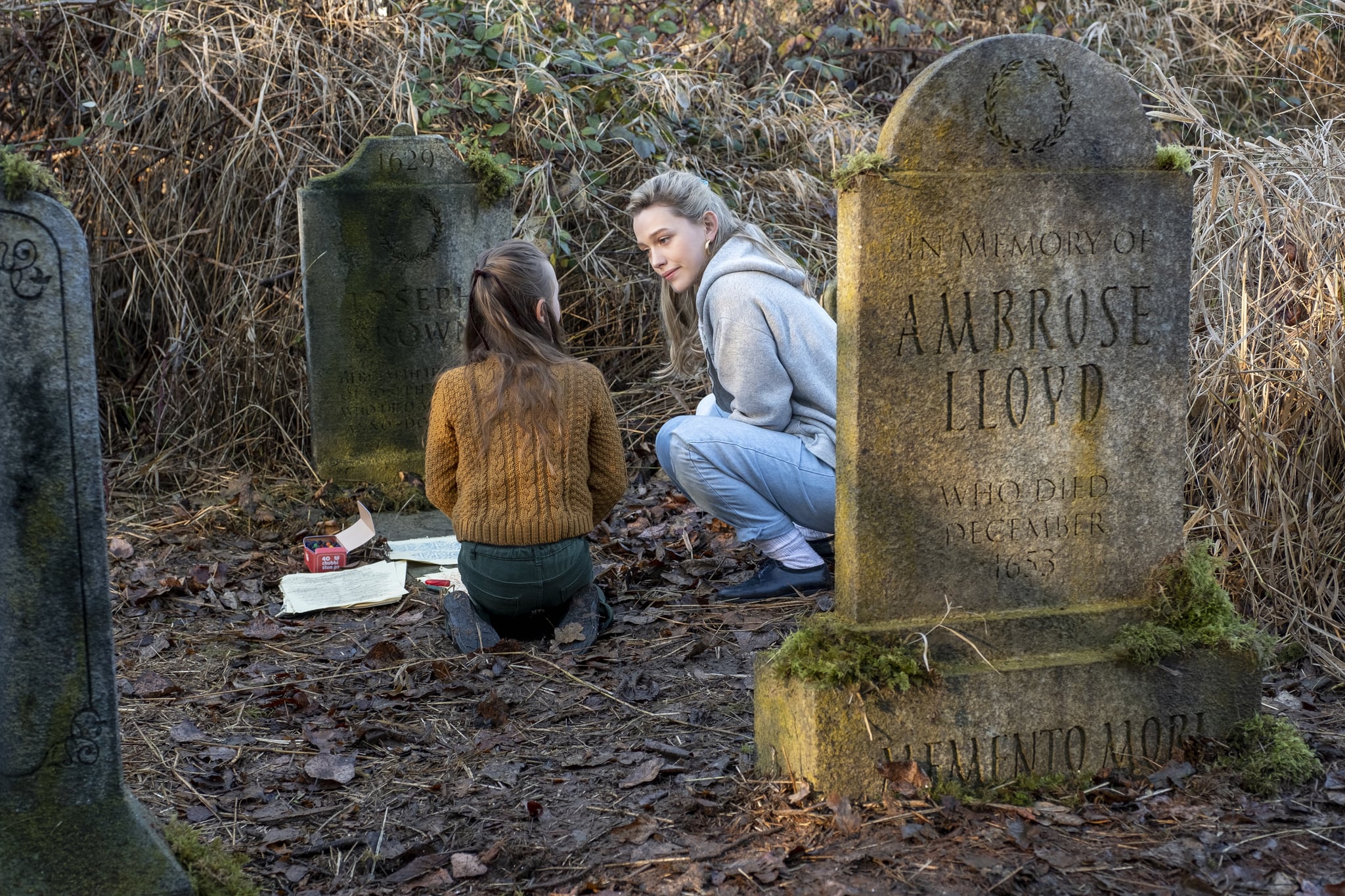 THE HAUNTING OF BLY MANOR (L to R) AMELIE SMITH as FLORA and VICTORIA PEDRETTI as DANI in THE HAUNTING OF BLY MANOR Cr. EIKE SCHROTER/NETFLIX  2020