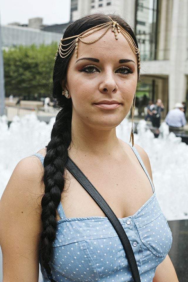 An Egyptian Like Headpiece Was The Perfect Complement To This Girls