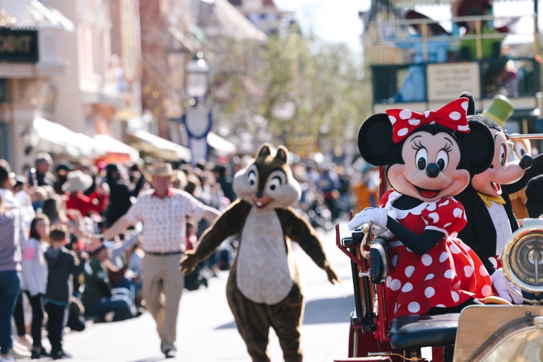 Time your meals around parades for the best seats.