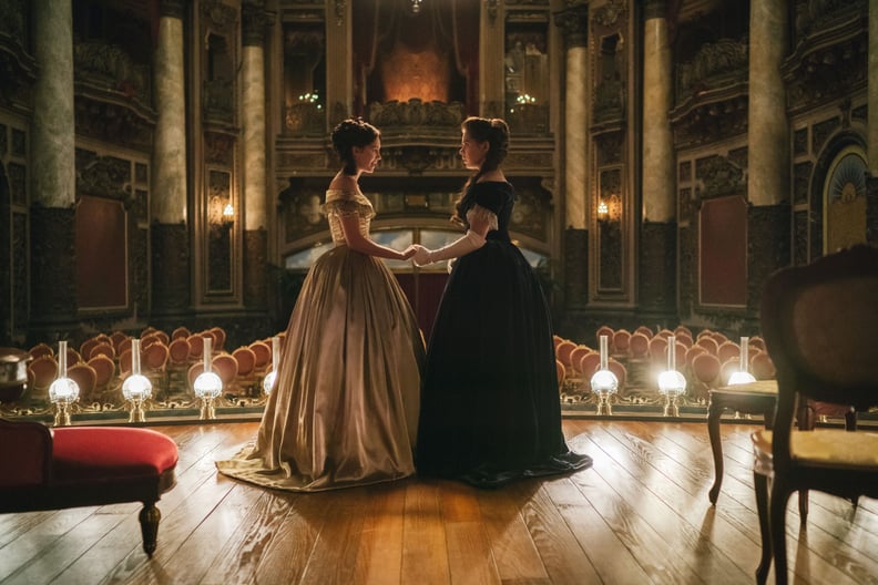 DICKINSON, from left: Ella Hunt as Sue Gilbert, Hailee Steinfeld as Emily Dickinson, Split the Lark', (Season 2, ep. 206, aired Jan. 29, 2021). photo: Apple TV+ / Courtesy Everett Collection