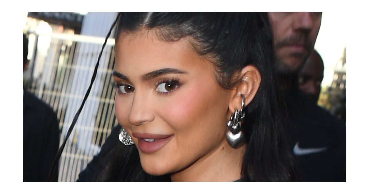 Kylie Jenner Pairs a Nude Bra With the Viral Unbuttoned-Jeans Trend.jpg