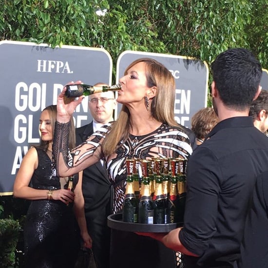 艾莉森·詹尼在2018年金球奖上喝香槟