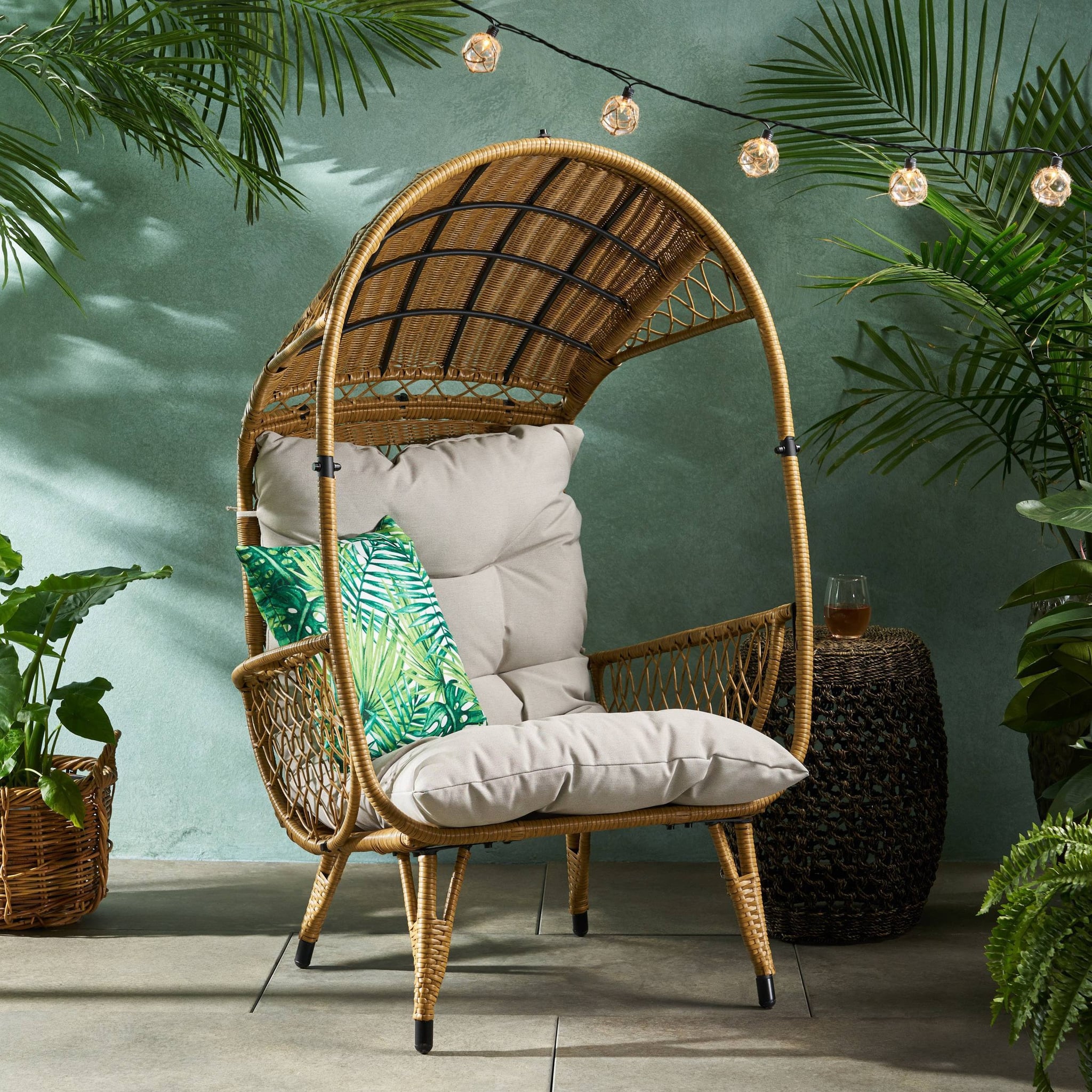 Wicker store basket seat